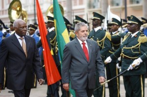 Luanda (Angola) - O presidente de Angola, José Eduardo dos Santos, dá as boas-vindas ao presidente Luiz Inácio Lula da Silva  Foto: Ricardo Stuckert/PR